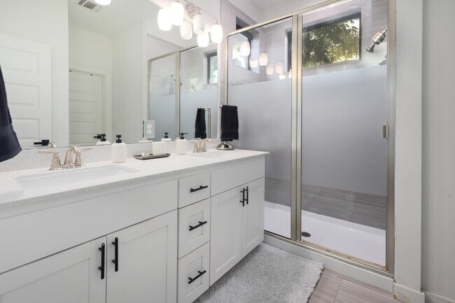 Building Photo - Spacious 3-Bedroom Townhouse Retreat