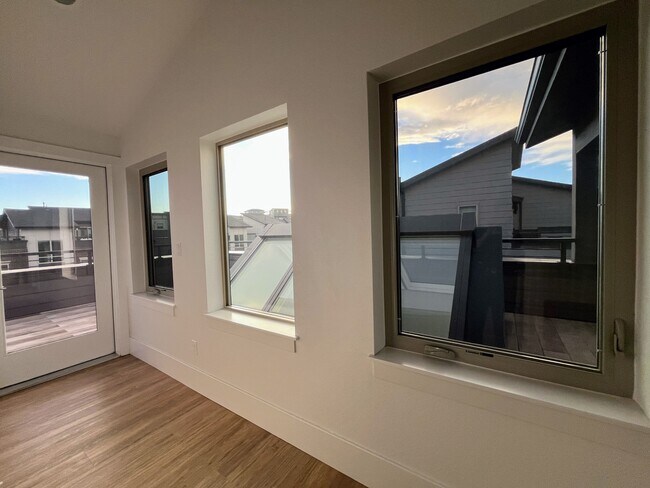 Building Photo - 525 Promenade Dr
