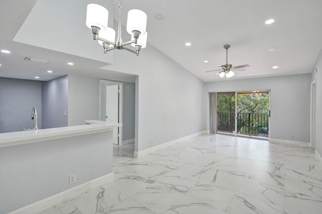 Building Photo - Renovated and Updated 2 Bed, 2 Bath Condo ...