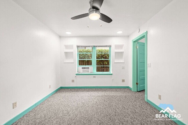 Building Photo - For Rent – 1 Bedroom Back Unit in Mid-Town...