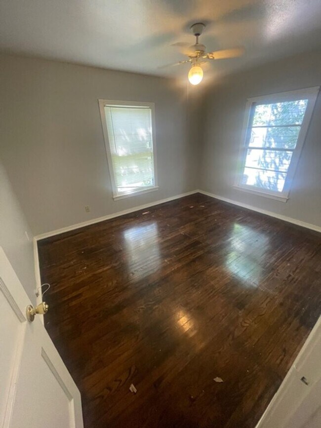 Building Photo - Cozy Central Waco Home