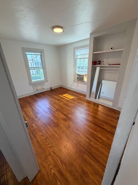 Room 2 - 422 Washington St