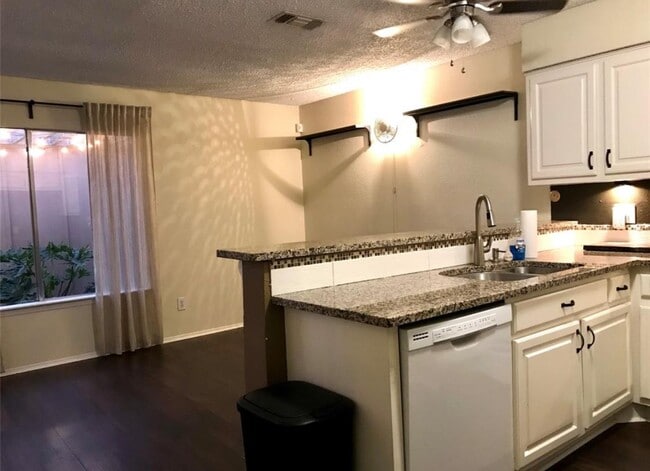 Building Photo - 11699 Village Pl Dr