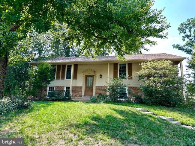 Building Photo - 12204 Oakwood Dr