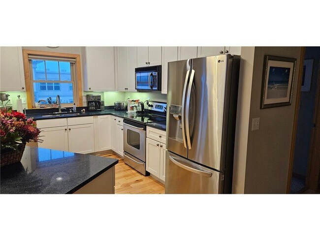 Building Photo - 2201 Village Ln