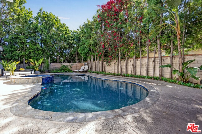 Building Photo - 367 S Oak Ave