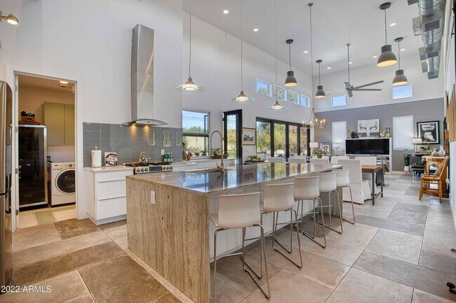 Building Photo - 3230 E Colter St