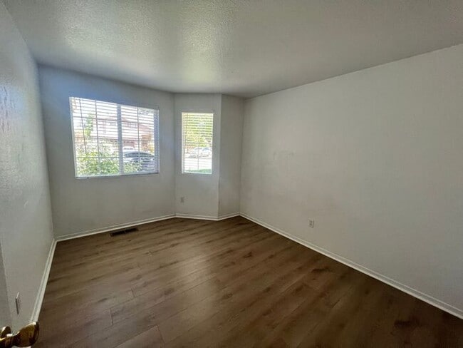 Building Photo - 1585 Roma Ct