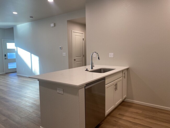 Building Photo - Beautiful 3 Bed/2.5 Bath Townhome with Att...