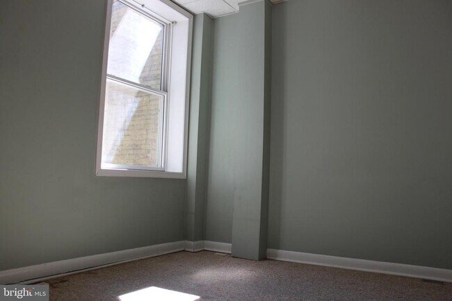 Building Photo - 122 E Queen St