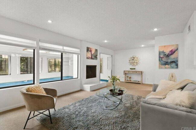 Building Photo - 3 bedroom, 3 bath home in the heart of San...