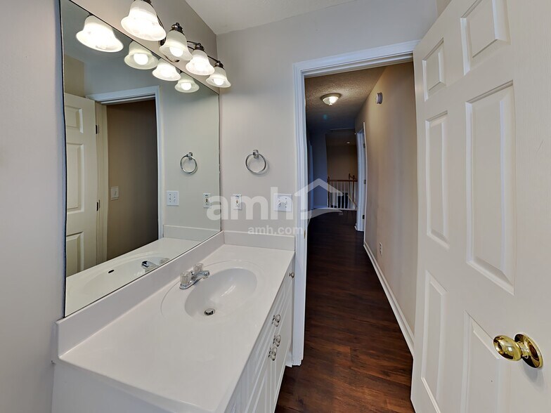 Building Photo - 2130 Loudenslager Dr