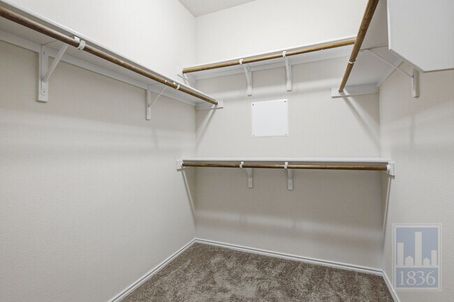 Building Photo - 729 Manzano Ln
