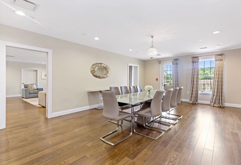 Building Photo - 10 Byron Pl