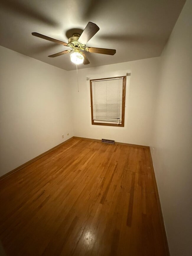 Building Photo - FOR RENT! Spacious 3-Bedroom Home with Garage & Large Yard – Davenport, IA