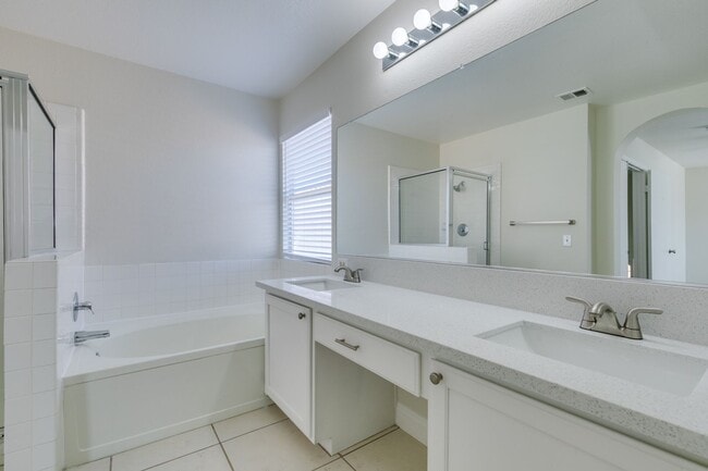Building Photo - Charming 3 bedroom, 2.5 bathroom home near Summerlin