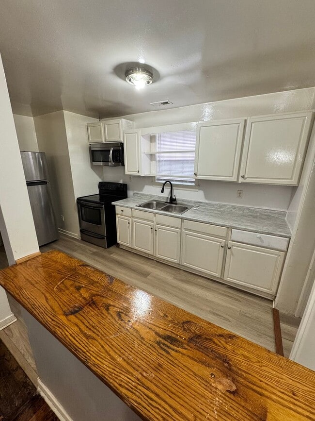 Building Photo - 3 bed house in Church Hill! Enjoy big yard, great location, hardwoods, central Ac, and laundry!