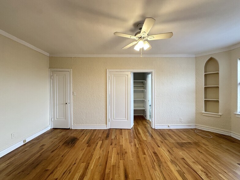 Building Photo - 4834 N Damen Ave