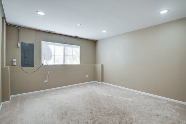 Building Photo - 417 Plaza Pl