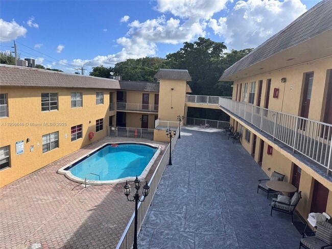 Building Photo - 6840 Pembroke Rd