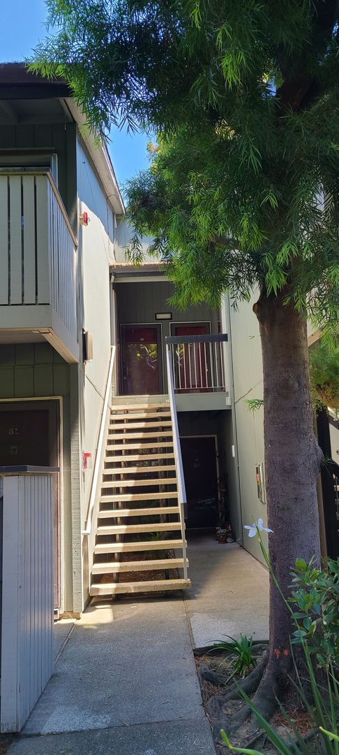 Building Photo - MOVE-IN READY! Peaceful 1-Bedroom Top Floo...