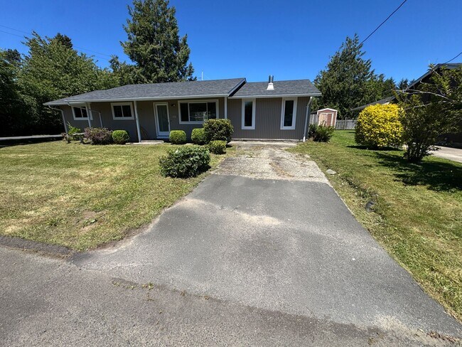 Building Photo - 3 Bedroom House in Waldport!