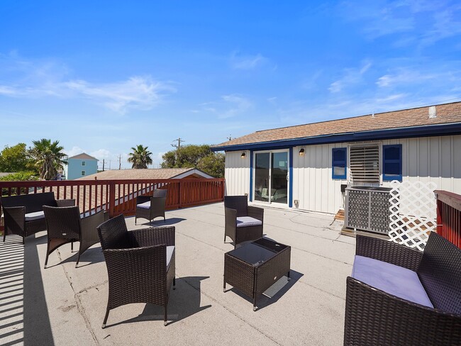 Building Photo - 8007 Beluche Dr