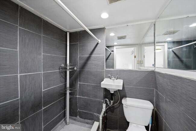 Building Photo - 525 Morse St