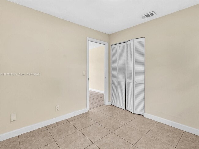 Building Photo - 5611 SW 37th St