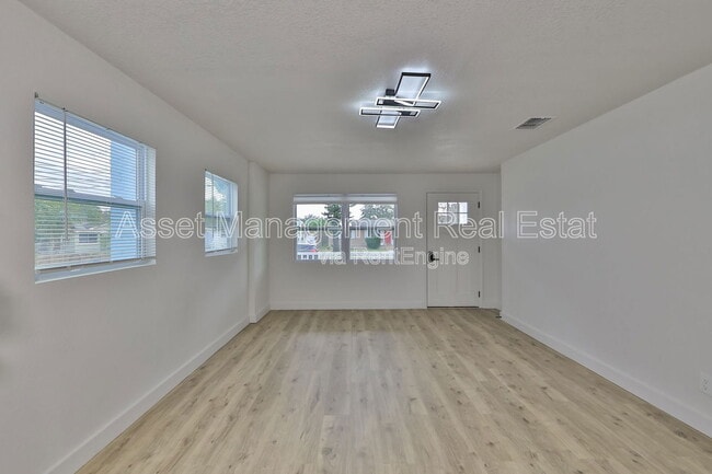 Building Photo - 875 53rd Terrace N