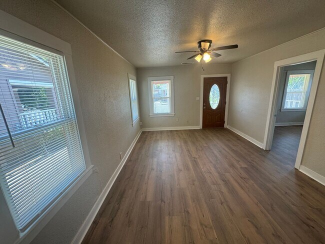 Building Photo - 2 bedroom | 1 bathroom | Single family in ...