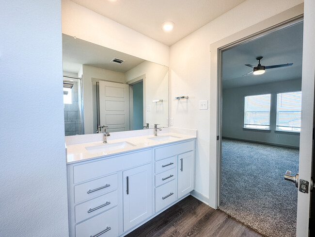 Main Bathroom - 214 New Hampton Way