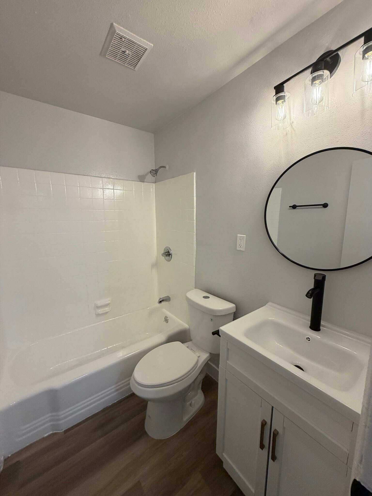 Building Photo - 1207 W 39th Pl