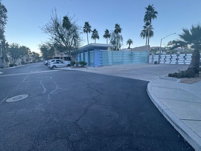 Building Photo - 810 E Palm Canyon Dr