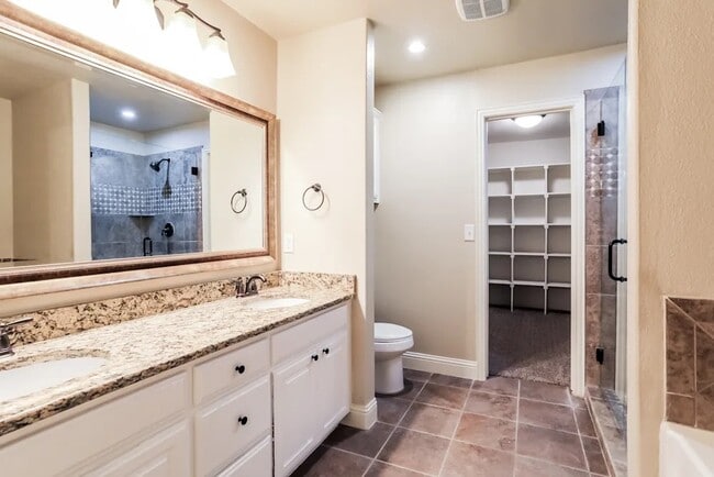 Building Photo - 2102 Colonial Dr