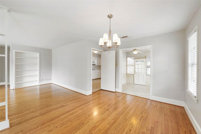 Building Photo - 1002 Waltway Dr