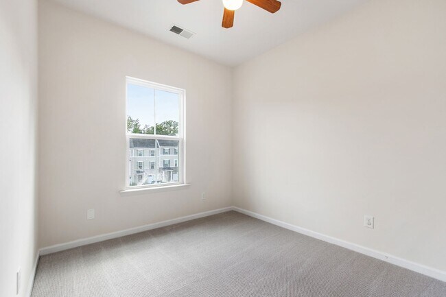 Building Photo - Beautifully Maintained 4BR/3.5BA End-Unit Townhome in Twin Lakes