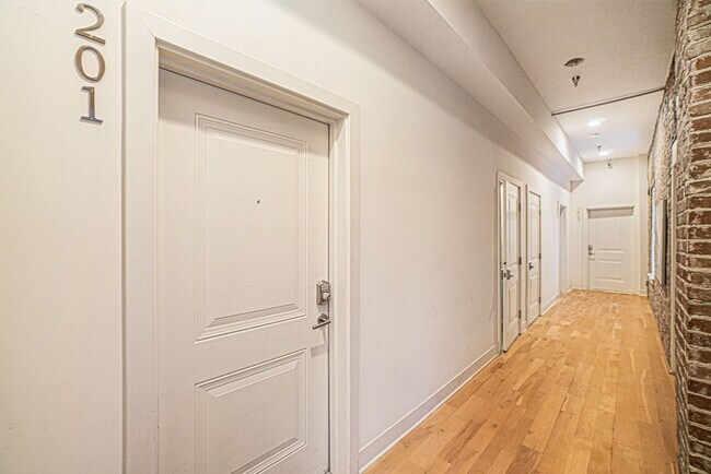 Building Photo - Charming Westport Living – Spacious 2-Bed,...
