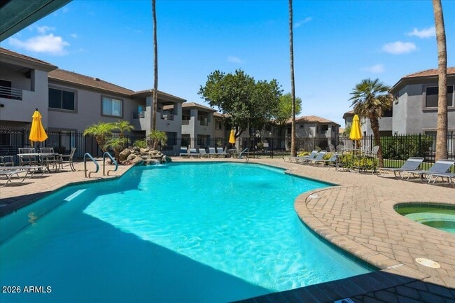 Building Photo - 7401 W Arrowhead Clubhouse Dr