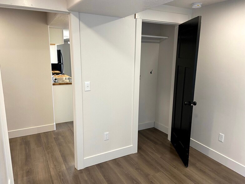 Building Photo - 4941 E Silver Ridge Rd