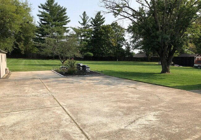 Building Photo - 3bed/2bth. Once acre lot w/storage shed an...