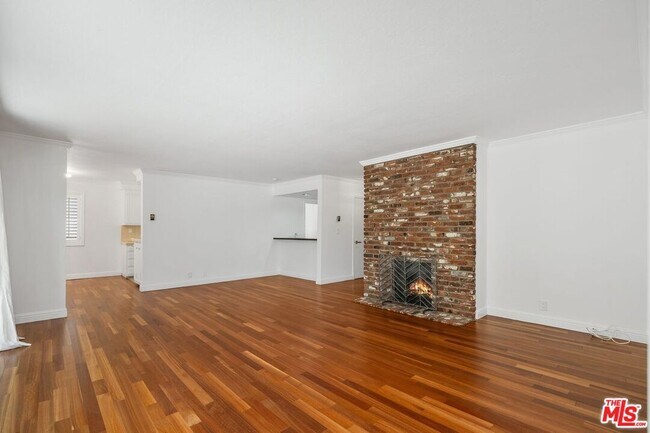 Building Photo - 404 San Vicente Blvd