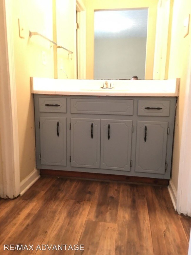 Building Photo - 2488 Robinhood Dr