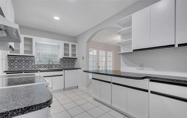 Building Photo - 2327 SW 22nd Terrace