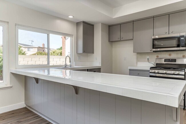 Building Photo - Spacious Single-Family Home with Yard!