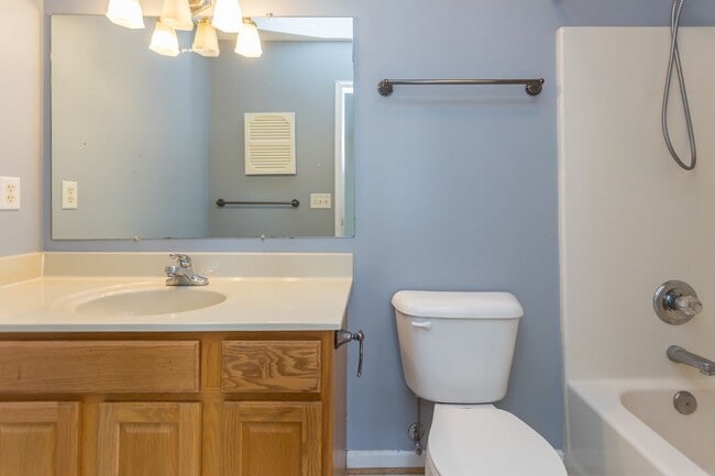 Building Photo - Spacious 3-Bedroom Townhome with Garage in a Prime Harrisonburg Location!