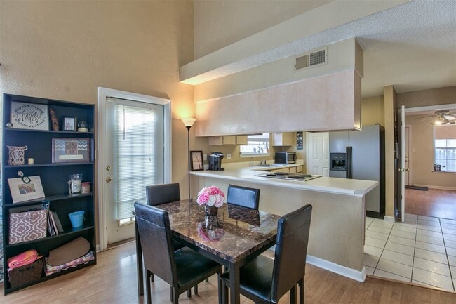 Building Photo - 2506 Golden Park Ln