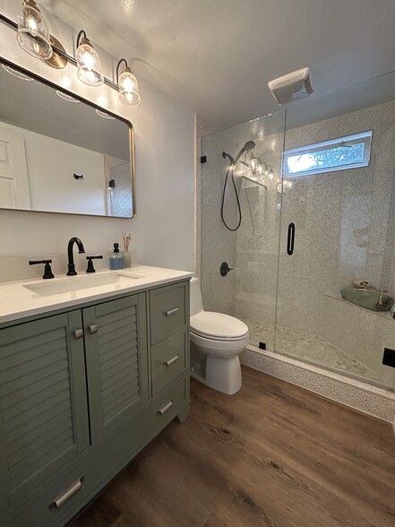 Bath - 5537 Bellevue Ave