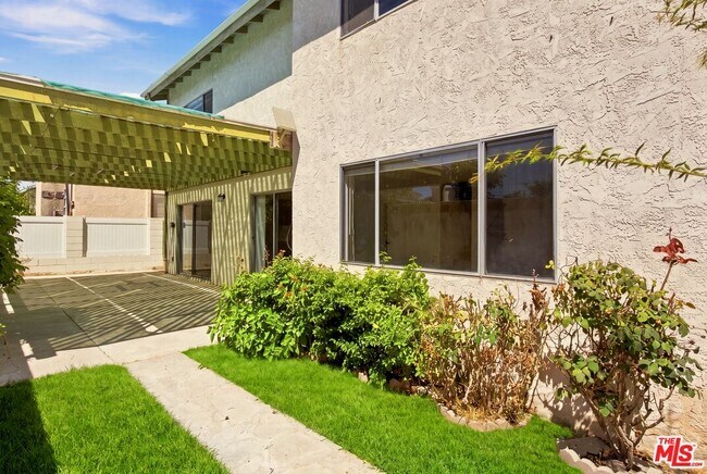 Building Photo - 2214 Dufour Ave