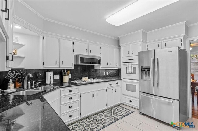 Building Photo - 6037 Country Club Dr